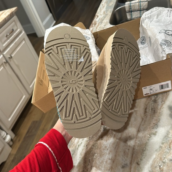 NIB. Ugg Tazz Driftwood. Size 5 - Picture 2 of 6